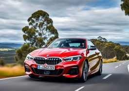 Erster Blick auf das BMW 230i Coupé 2022 in Melbourne Red